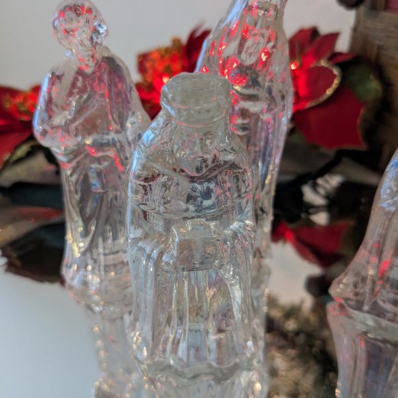 6 Piece Iridescent Glass Nativity Figures + Vibrant Needlepoint-Like Placemat - Picture 6 of 13